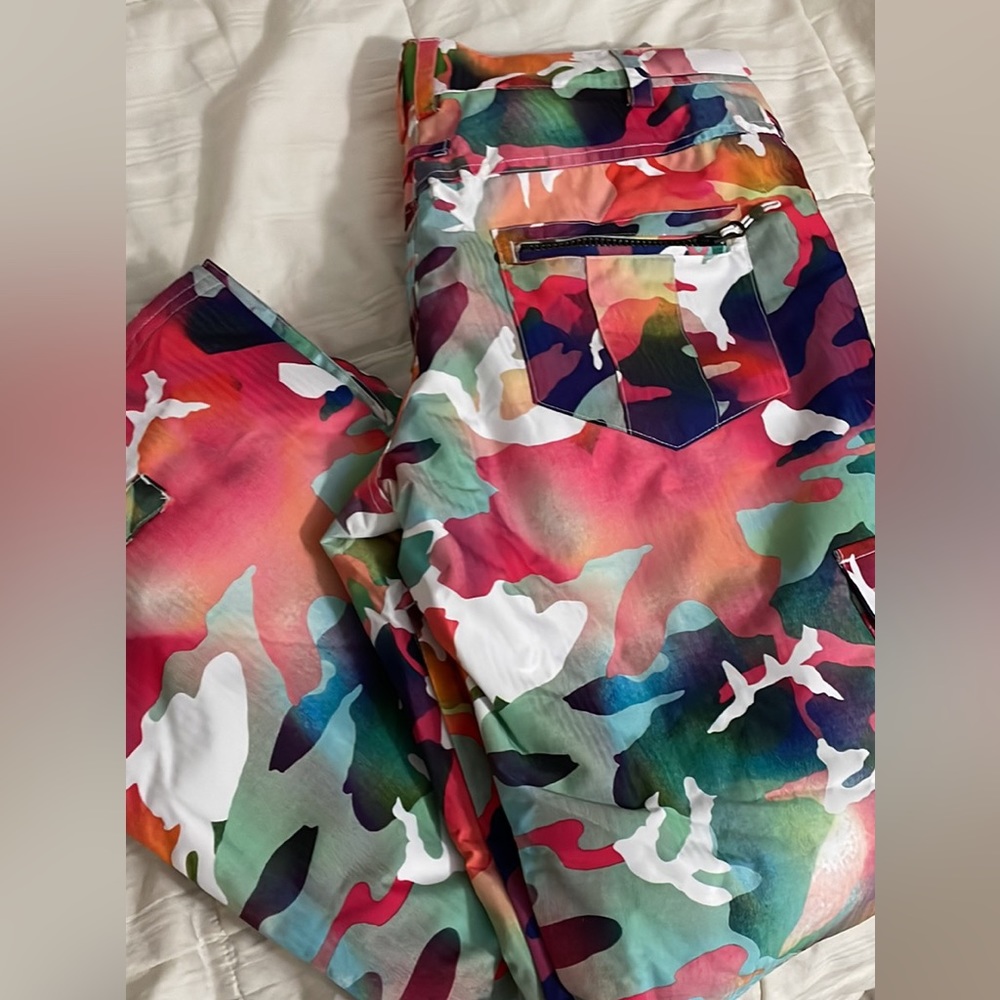 Ski pants, sized Med, but seem more like a sm/md. New.